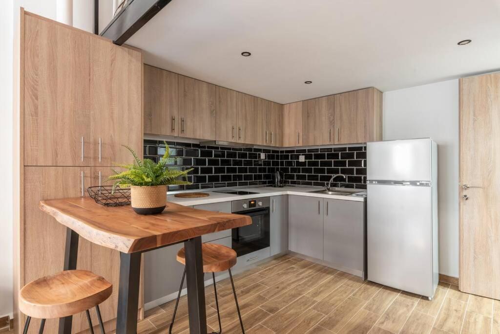 Industrial Loft Near Seaside W 200Mbps Apartment Tesalonika Bagian luar foto