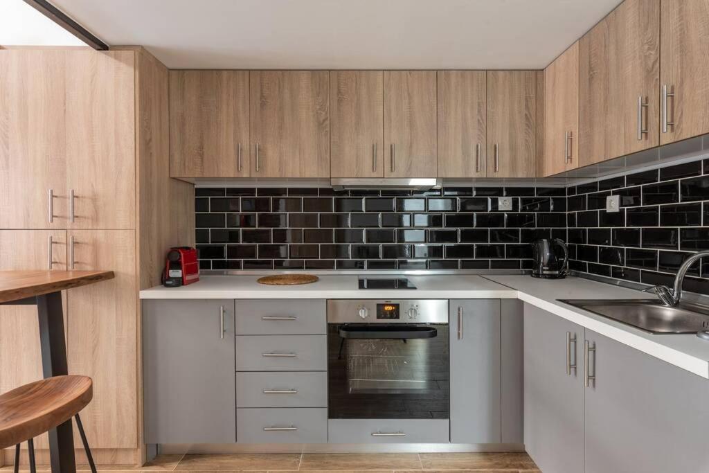 Industrial Loft Near Seaside W 200Mbps Apartment Tesalonika Bagian luar foto