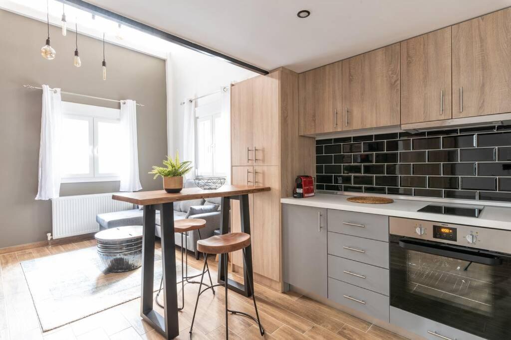 Industrial Loft Near Seaside W 200Mbps Apartment Tesalonika Bagian luar foto