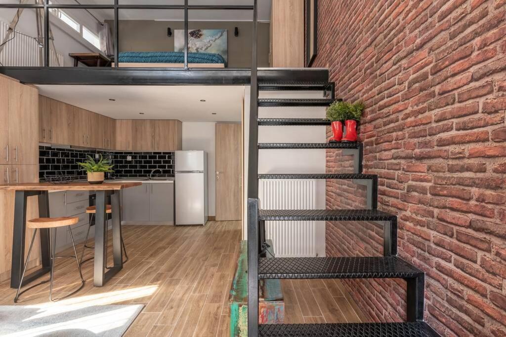 Industrial Loft Near Seaside W 200Mbps Apartment Tesalonika Bagian luar foto