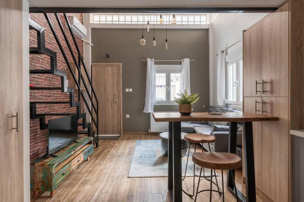 Industrial Loft Near Seaside W 200Mbps Apartment Tesalonika Bagian luar foto