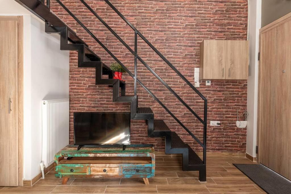 Industrial Loft Near Seaside W 200Mbps Apartment Tesalonika Bagian luar foto